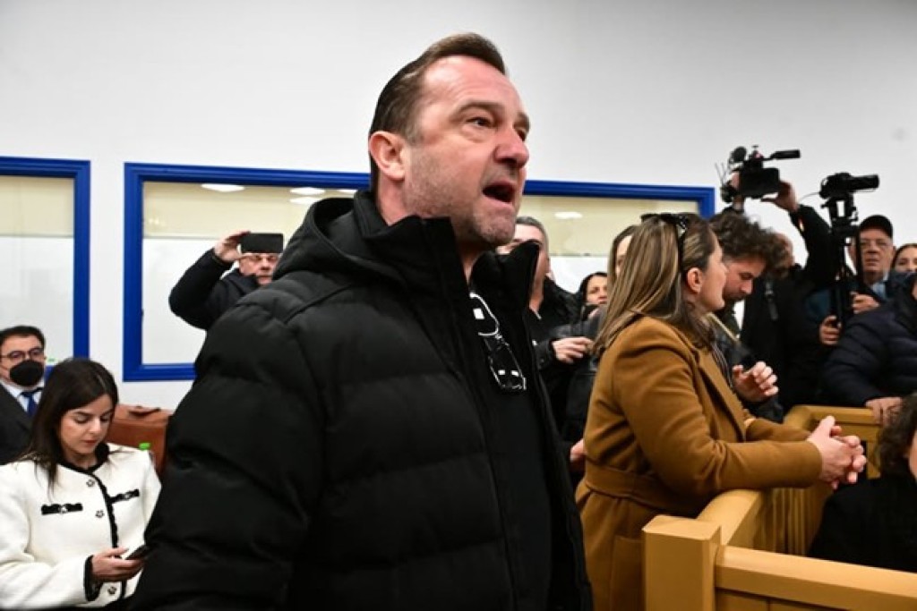 Ν.Πλακιάς στη δίκη των Τεμπών: «Αθάνατες! Όλοι φυλακή αλήτες!»