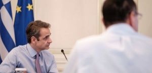 Σύσκεψη στου Μαξίμου αύριο για τις αποφάσεις χαλάρωσης των «κορωνο-μέτρων»