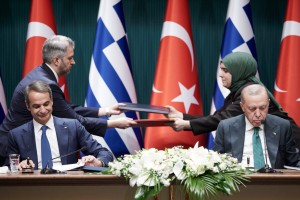 Βίντεο: Ο Κ.Μητσοτάκης σκουπίζει την μύτη του και βάζει το χρησιμοποιημένο μαντήλι μέσα στον φάκελο των συμφωνιών!