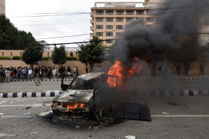 Νεπάλ: Διαδηλωτές έκαψαν τη Βουλή και σπίτια υπουργών – Εγκατέλειψε τη χώρα με ελικόπτερο ο πρωθυπουργός